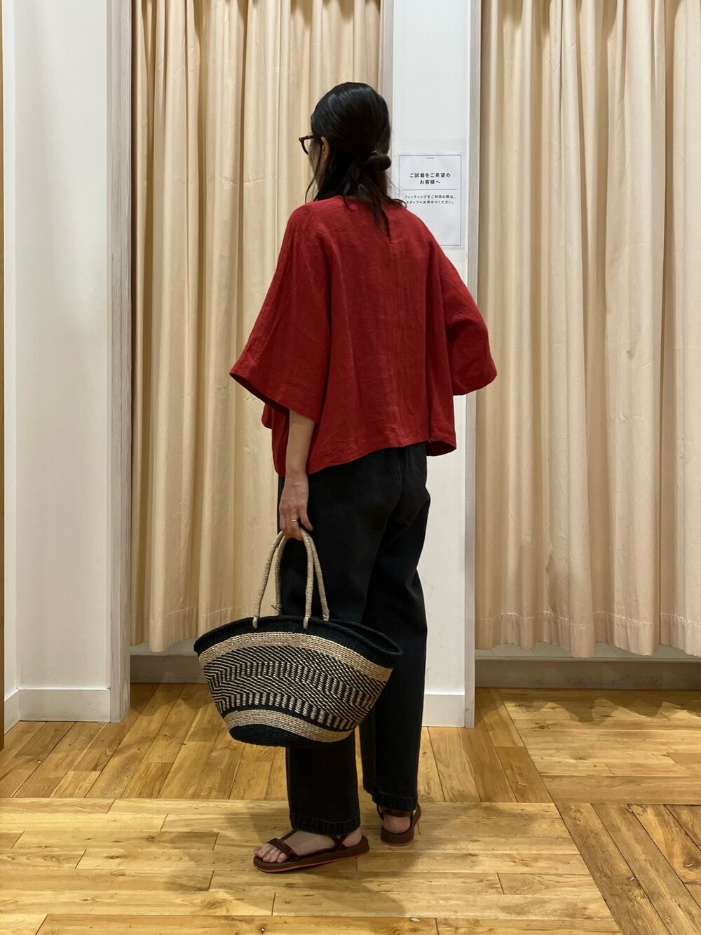 レッド系のシャツ/ブラウス、ブラック系のデニムパンツ、ブラック系のかごバッグを着用したレディースの夏コーディネートの4枚目の写真