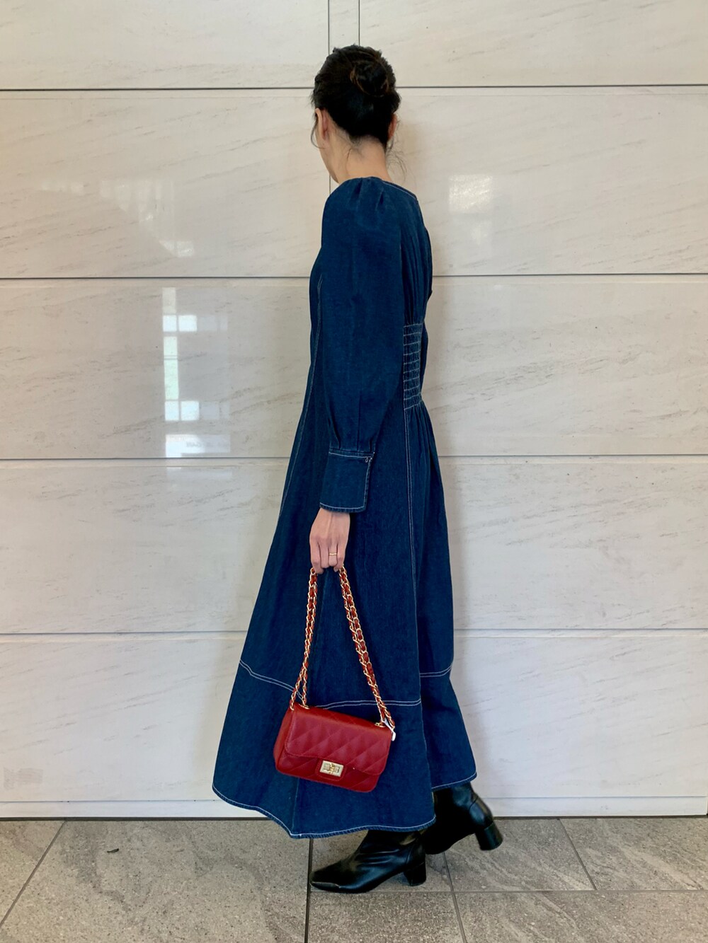 ブルー系のワンピース、レッド系のショルダーバッグを着用したレディースの冬コーディネートの3枚目の写真