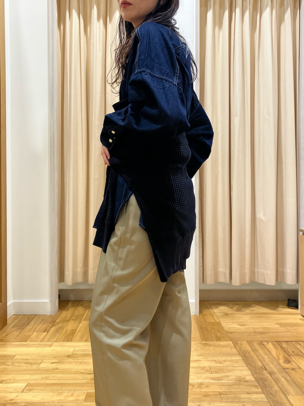 ブルー系のシャツ/ブラウス、ブルー系のカーディガン/ボレロ、ベージュ系のその他パンツを着用したレディースの冬コーディネートの5枚目の写真