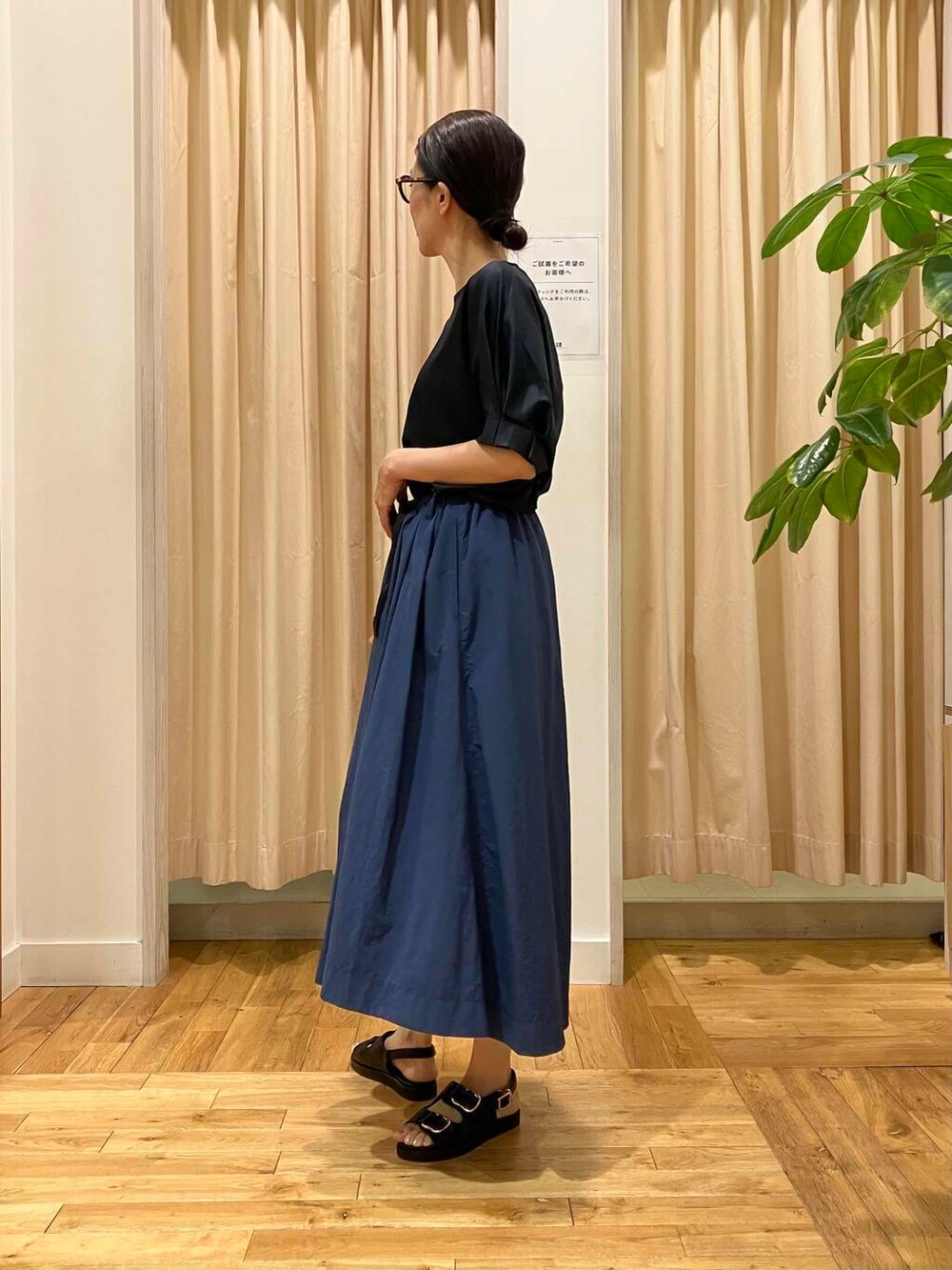 「Tシャツ、別注、ロングスカート、スカート、ママコーデ、ナイロン、RODESKO、カットソー、Gramicci、グラミチ、doors、サンダルコーデ、高身長、私が選ぶセールアイテム2025ss、doorsスタッフ夏のイチオシ」｜「RODE SKOのダブルベルテッドサンダル（サンダル、ブラック系）」を使った、kimmyさん（レディース・168cm）の夏コーディネートの3枚目の写真