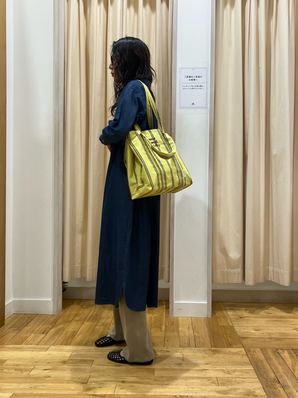 ブルー系のワンピース、ブラック系のサンダル、ベージュ系のその他パンツを着用したレディースの春コーディネートの3枚目の写真