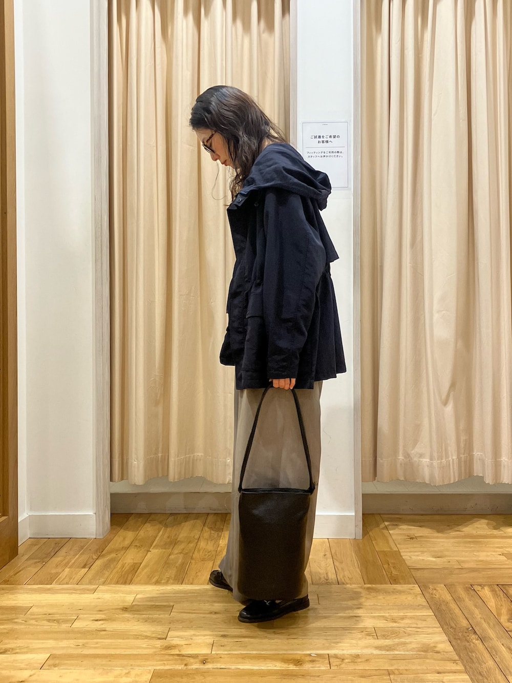 ブルー系のマウンテンパーカー、ピンク系のTシャツ/カットソー、グレー系のその他パンツを着用したレディースの春コーディネートの3枚目の写真