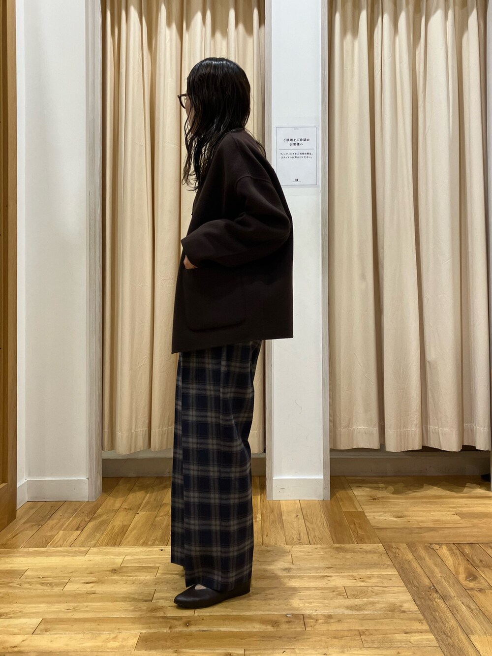 ブルー系のその他パンツ、ベージュ系のニット/セーター、ブラウン系のその他アウターを着用したレディースの冬コーディネートの3枚目の写真