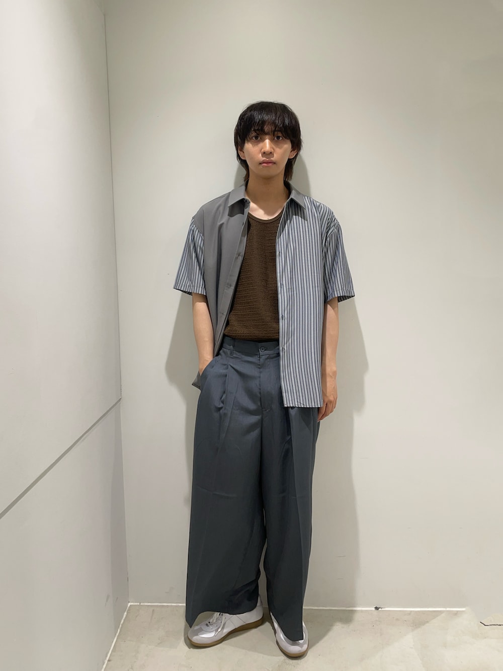 「レイヤードスタイル、夏コーデ、アツいコーデ全部見せ、シンプルスタイル、大人カジュアル、夏ファッション、リラックススタイル、キレイめ、ベーシック/トラッド」|「SENSE OF PLACE by URBAN RESEARCHのストライプブロックドシャツ(5分袖)(シャツ/ブラウス、グレー系)」を使った、Hirotoさん(メンズ・178cm)の夏コーディネートの2枚目の写真