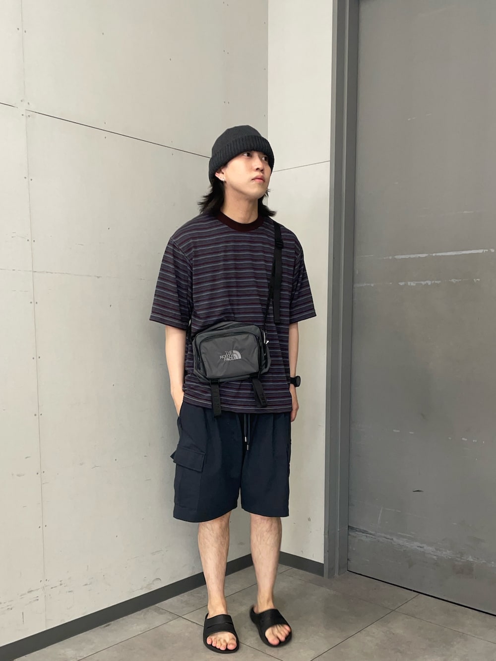 ブラック系のTシャツ/カットソー、グレー系のその他パンツを着用したメンズの夏コーディネートの2枚目の写真