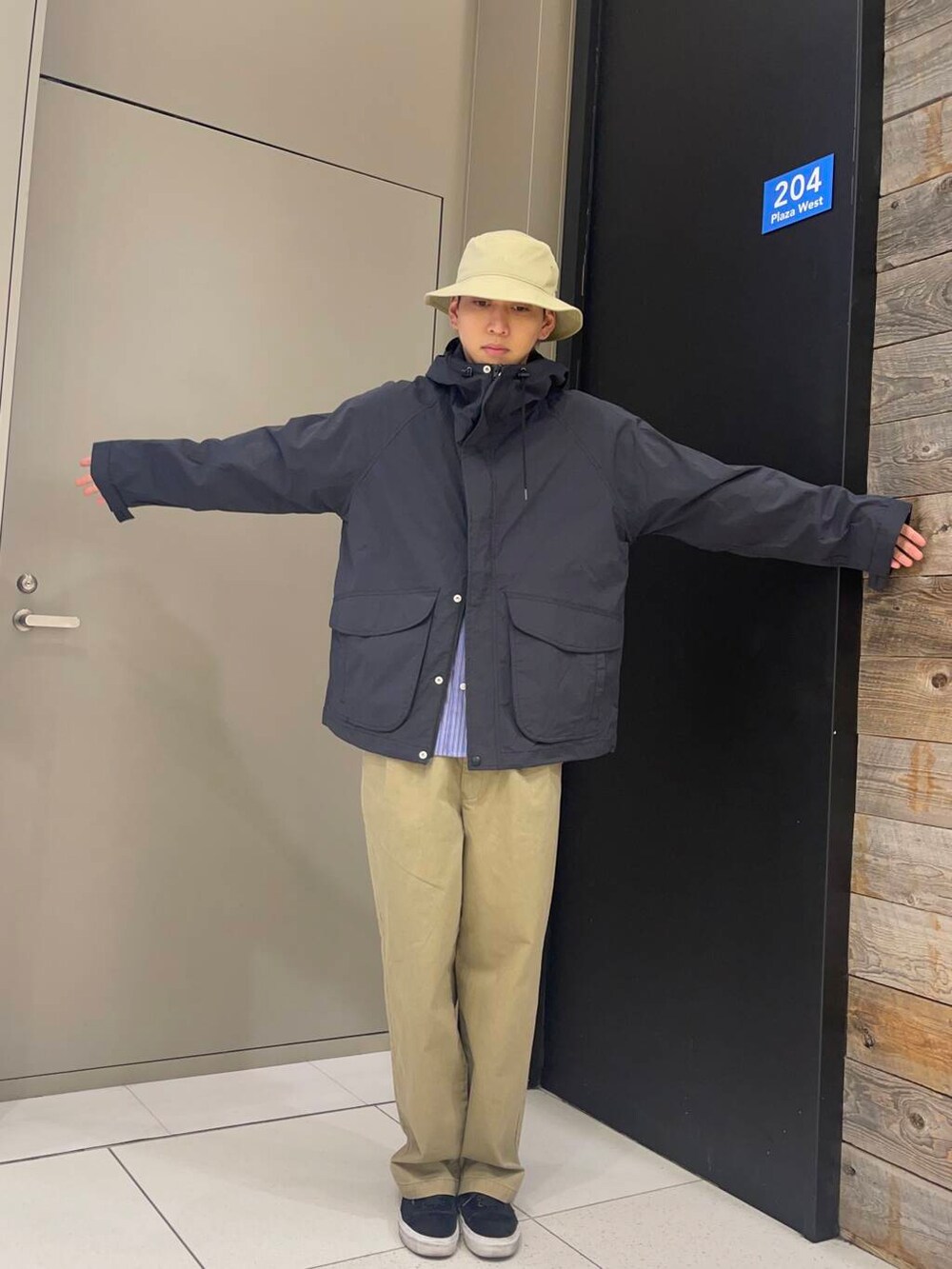ベージュ系のその他パンツ、ブラック系のマウンテンパーカー、ブルー系のシャツ/ブラウスを着用したメンズの冬コーディネートの3枚目の写真