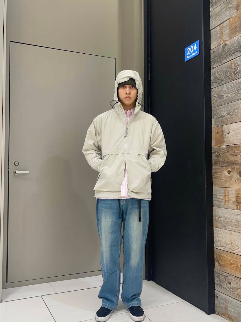 「デニム、カジュアル、デートコーデ、パーカー、Gramicci、春アウター、休日コーデ、newarrival、snowpeak、高身長おススメアウター、外遊びコーデ、私の推し新作アイテム、最旬アウターコーデ」｜「Gramicciの『別注』GRAMICCI　Mountain Wide Pants（デニムパンツ、ブルー系）」を使った、Hirotoさん（メンズ・178cm）の冬コーディネートの3枚目の写真