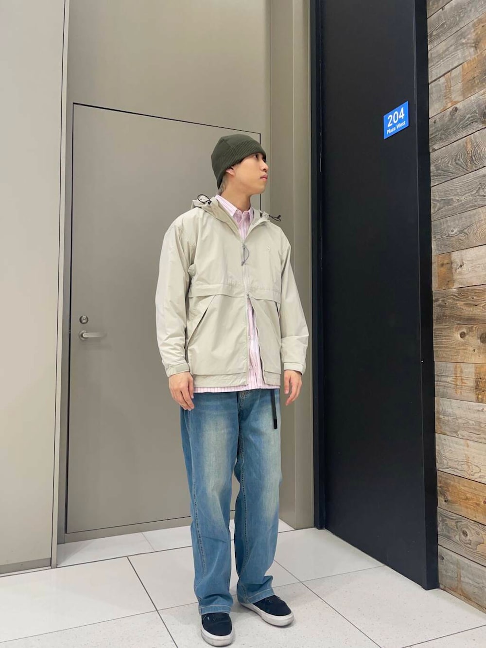 「デニム、カジュアル、デートコーデ、パーカー、Gramicci、春アウター、休日コーデ、newarrival、snowpeak、高身長おススメアウター、外遊びコーデ、私の推し新作アイテム、最旬アウターコーデ」｜「Gramicciの『別注』GRAMICCI　Mountain Wide Pants（デニムパンツ、ブルー系）」を使った、Hirotoさん（メンズ・178cm）の冬コーディネートの2枚目の写真