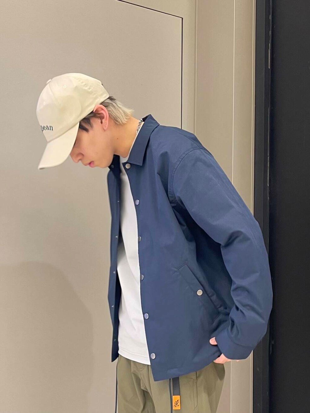 「カジュアル、デートコーデ、Gramicci、春アウター、休日コーデ、newarrival、llbean、高身長おススメアウター、外遊びコーデ、私の推し新作アイテム、最旬アウターコーデ」｜「URBAN RESEARCH ROSSO MENの『別注』GRAMICCI　4WAYストレッチリブジョガーパンツ（その他パンツ、グリーン系）」を使った、Hirotoさん（メンズ・178cm）の春コーディネートの3枚目の写真