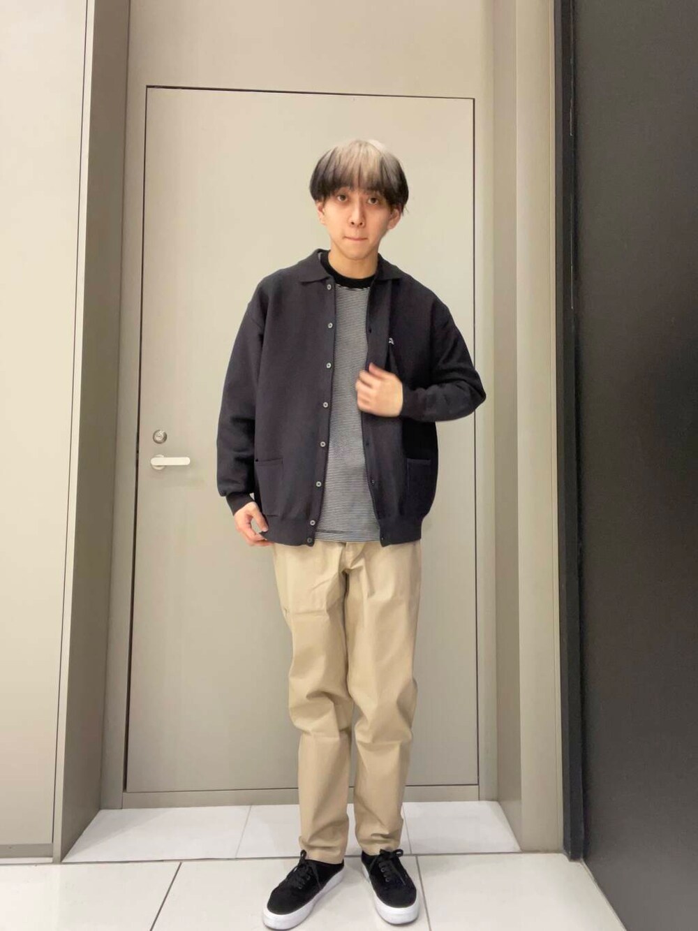 ブラック系のTシャツ/カットソー、グレー系のカーディガン/ボレロを着用したメンズの冬コーディネートの2枚目の写真