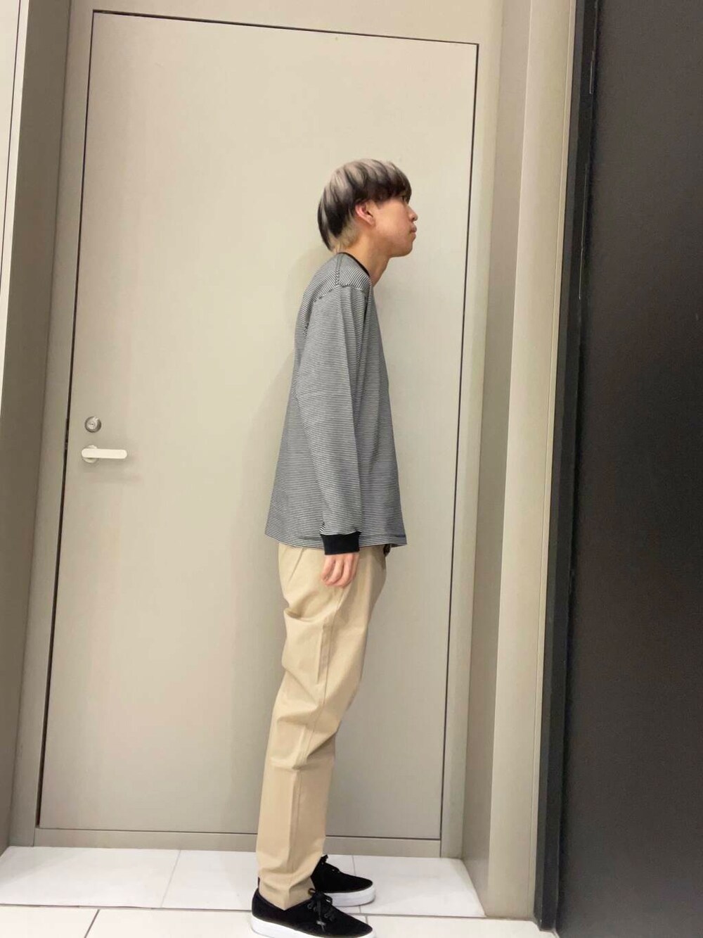 ブラック系のTシャツ/カットソー、グレー系のカーディガン/ボレロを着用したメンズの冬コーディネートの4枚目の写真