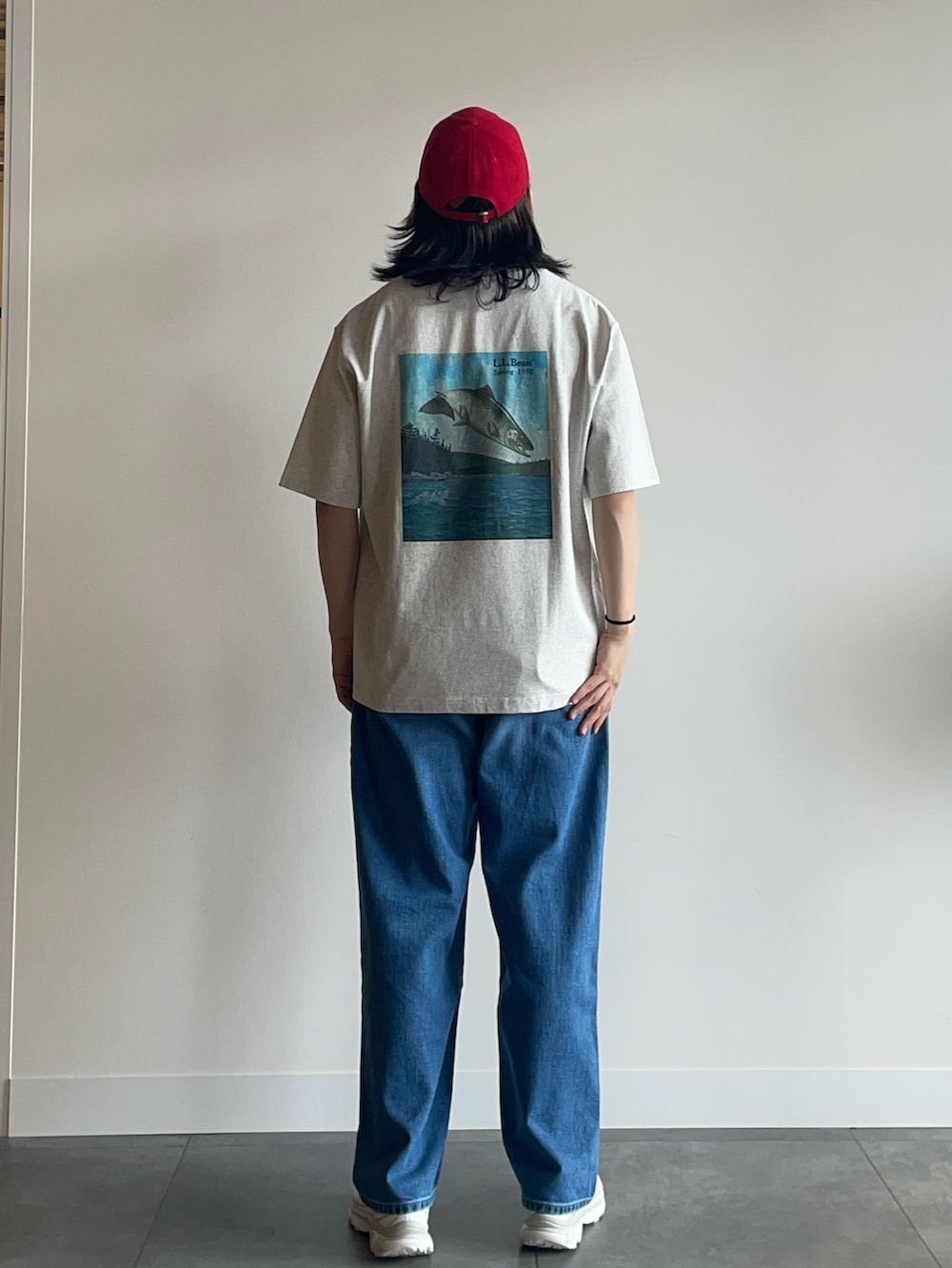 その他のデニムパンツ、ホワイト系のスニーカー、グレー系のTシャツ/カットソーを着用したメンズの春コーディネートの3枚目の写真