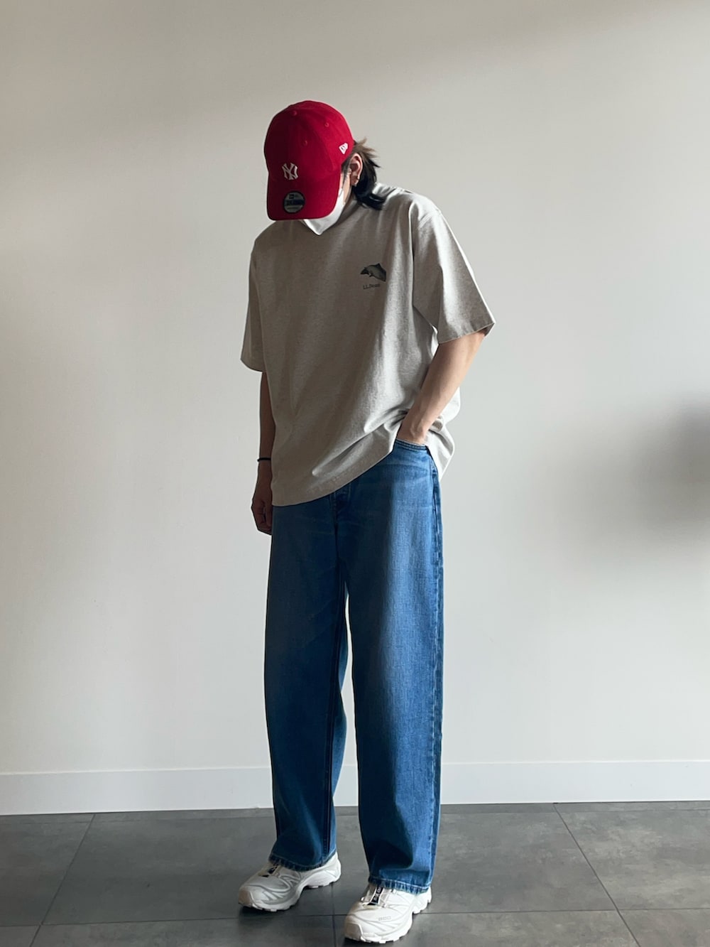 その他のデニムパンツ、ホワイト系のスニーカー、グレー系のTシャツ/カットソーを着用したメンズの春コーディネートの2枚目の写真