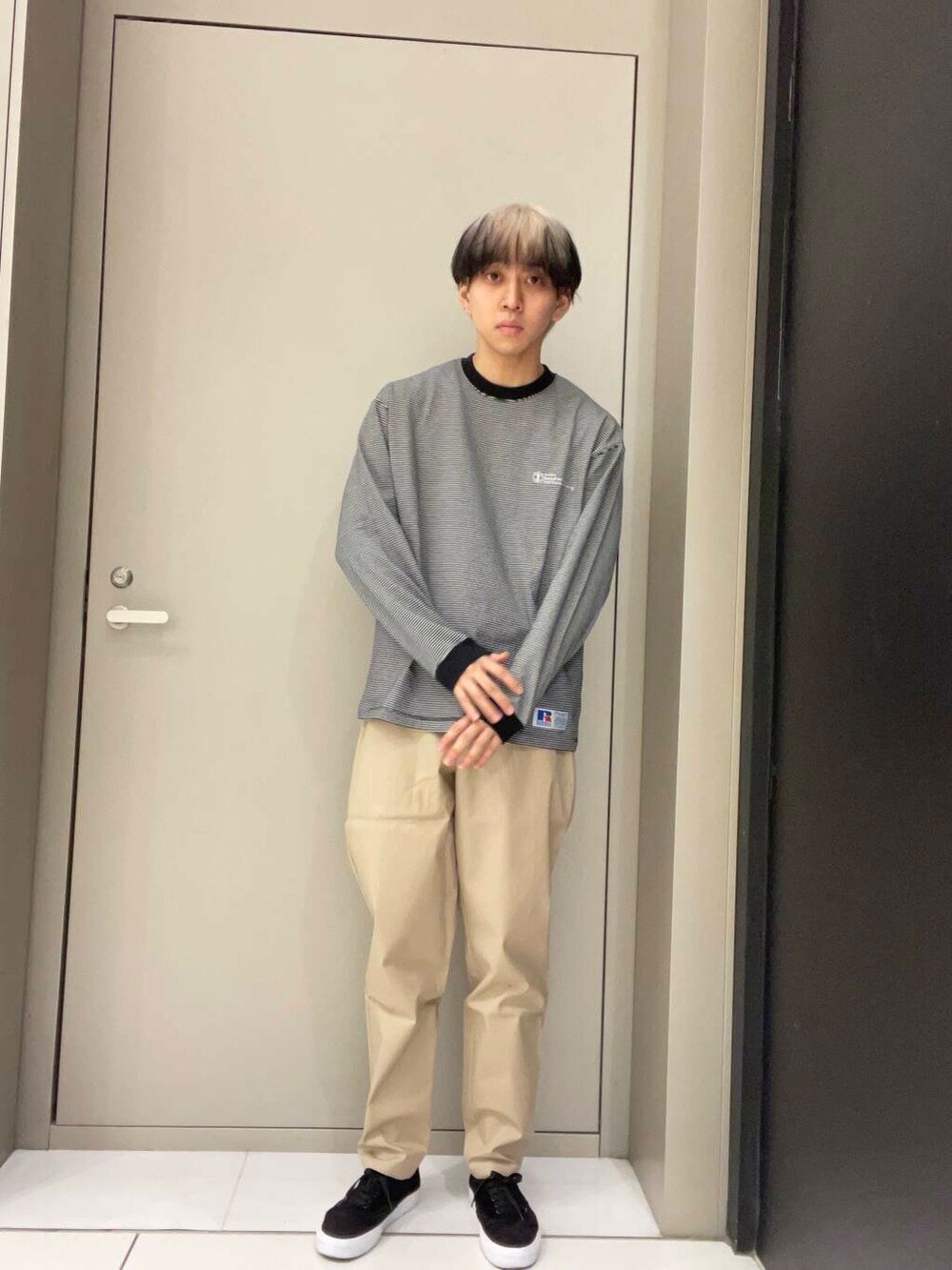 ブラック系のTシャツ/カットソー、グレー系のカーディガン/ボレロを着用したメンズの冬コーディネートの3枚目の写真