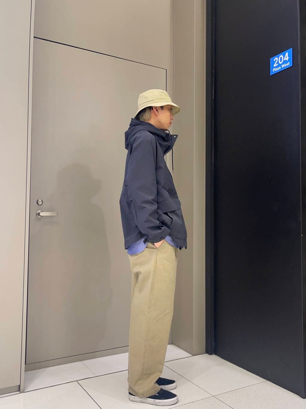 ベージュ系のその他パンツ、ブラック系のマウンテンパーカー、ブルー系のシャツ/ブラウスを着用したメンズの冬コーディネートの2枚目の写真