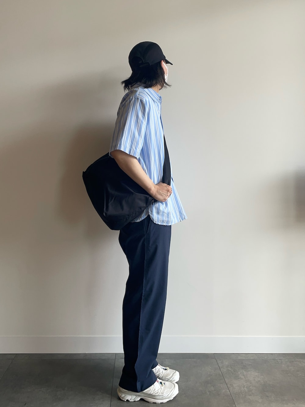 ホワイト系のTシャツ/カットソー、ブルー系のシャツ/ブラウス、ブルー系のその他パンツを着用したメンズの春コーディネートの3枚目の写真