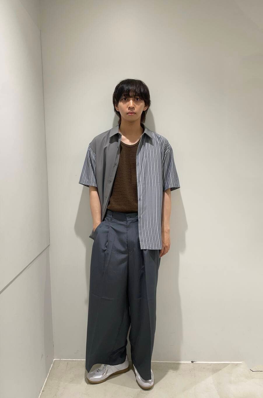 ホワイト系のスニーカー、グレー系のシャツ/ブラウス、グレー系のその他パンツを着用したメンズの夏コーディネートの2枚目の写真