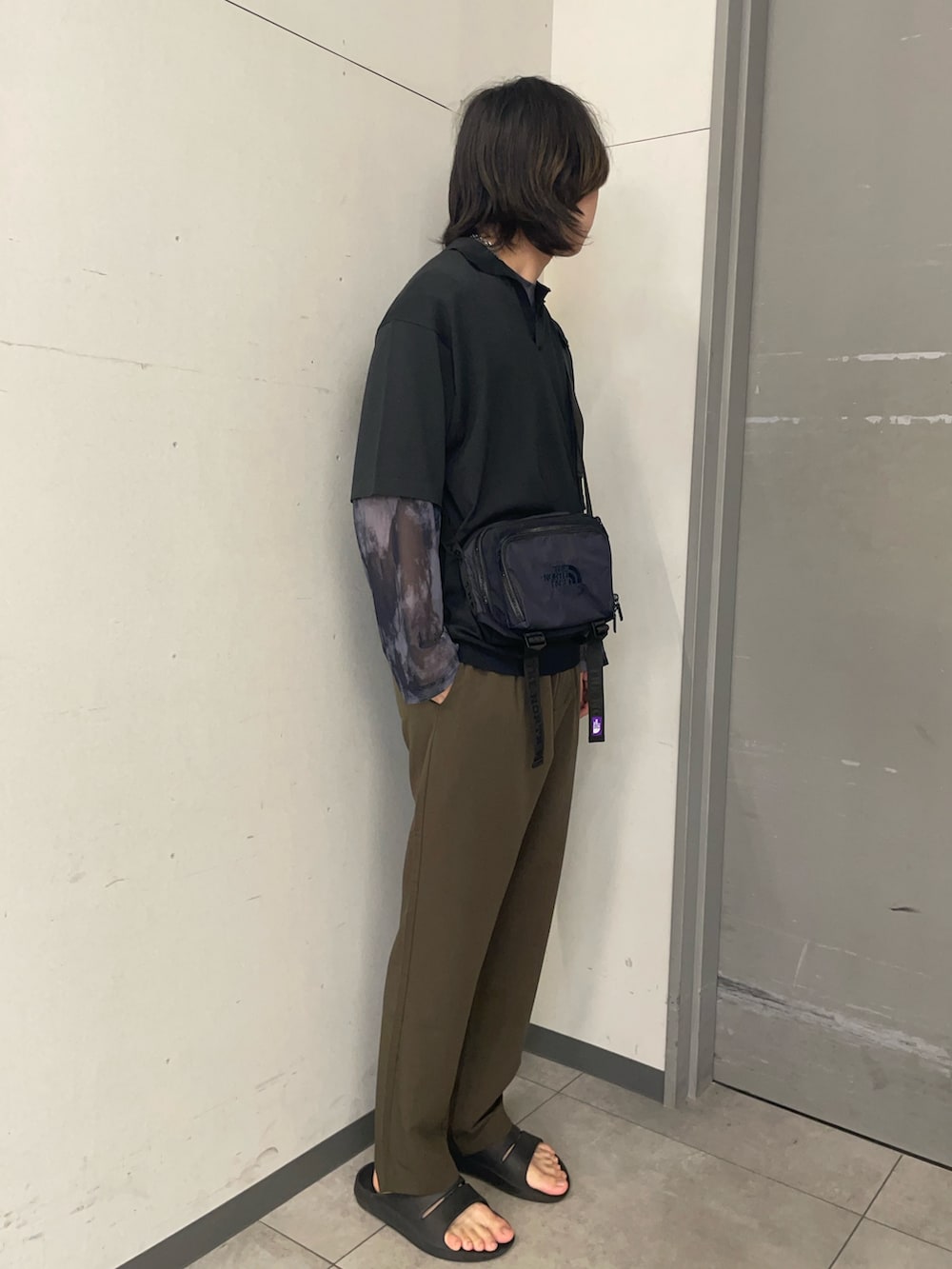 ブラウン系のニット/セーター、ブラウン系のその他パンツ、ブルー系のショルダーバッグを着用したメンズの夏コーディネートの2枚目の写真