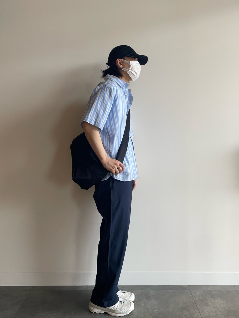 ホワイト系のTシャツ/カットソー、ブルー系のシャツ/ブラウス、ブルー系のその他パンツを着用したメンズの春コーディネートの2枚目の写真