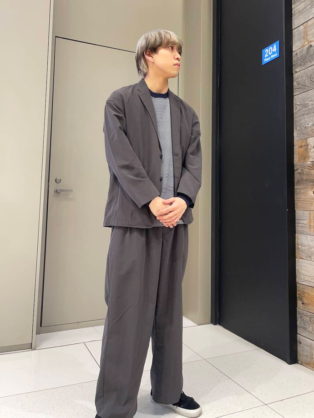 「セットアップ、カジュアル、デートコーデ、休日コーデ、newarrival、メンズ、高身長おススメアウター、外遊びコーデ、私の推し新作アイテム、最旬アウターコーデ」｜「Russell Athleticの『別注』RUSSELL ATHLETIC×UR　BORDER LONG SLEEVE T-SHIRT（Tシャツ/カットソー、ブラック系）」を使った、Hirotoさん（メンズ・178cm）の春コーディネートの2枚目の写真