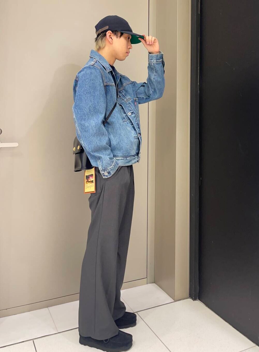 「デニム、カジュアル、デートコーデ、春アウター、休日コーデ、newarrival、Levis、高身長おススメアウター、外遊びコーデ、私の推し新作アイテム、最旬アウターコーデ」｜「Wranglerの『別注』Wrangler×URBAN RESEARCH　WRANCHER WIDE（その他パンツ、ブルー系）」を使った、Hirotoさん（メンズ・178cm）の春コーディネートの2枚目の写真
