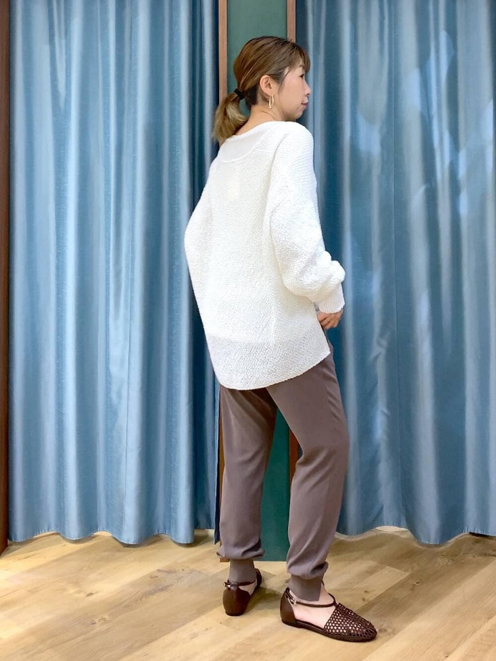 ホワイト系のTシャツ/カットソー、ホワイト系のカーディガン/ボレロ、ブラウン系のスリッポンを着用したレディースの春コーディネートの5枚目の写真