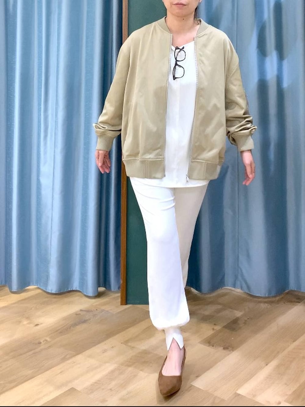 ベージュ系のMA-1、ホワイト系のTシャツ/カットソー、イエロー系のハンドバッグを着用したレディースの冬コーディネートの8枚目の写真