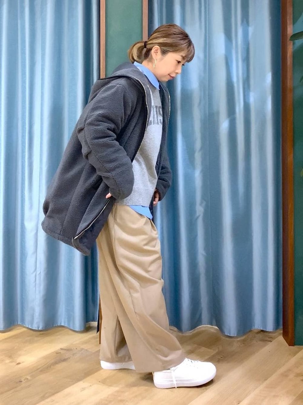 グレー系のニット/セーター、グレー系のその他アウター、ベージュ系のその他パンツを着用したレディースの冬コーディネートの2枚目の写真