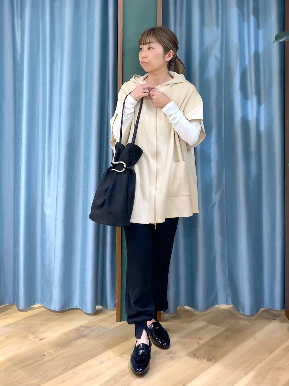 ホワイト系のベスト、ホワイト系のTシャツ/カットソー、ブラック系のその他パンツを着用したレディースの冬コーディネートの3枚目の写真