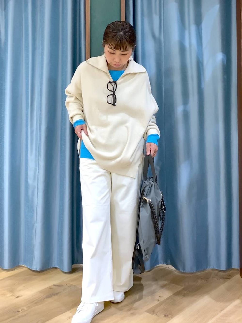 ホワイト系のニット/セーター、ブルー系のニット/セーター、ホワイト系のその他パンツを着用したレディースの秋コーディネートの7枚目の写真