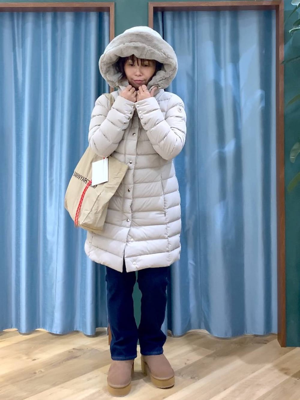 ベージュ系のトートバッグ、ブルー系のシャツ/ブラウス、ブルー系のデニムパンツを着用したレディースの秋コーディネートの5枚目の写真