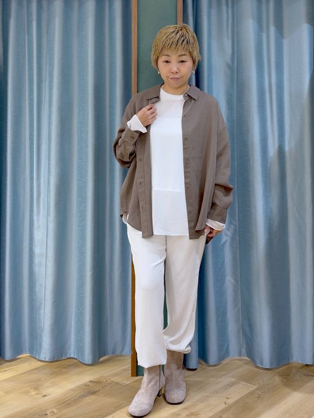 ブラウン系のブーツ、ブラウン系のシャツ/ブラウス、ホワイト系のTシャツ/カットソーを着用したレディースの秋コーディネートの6枚目の写真