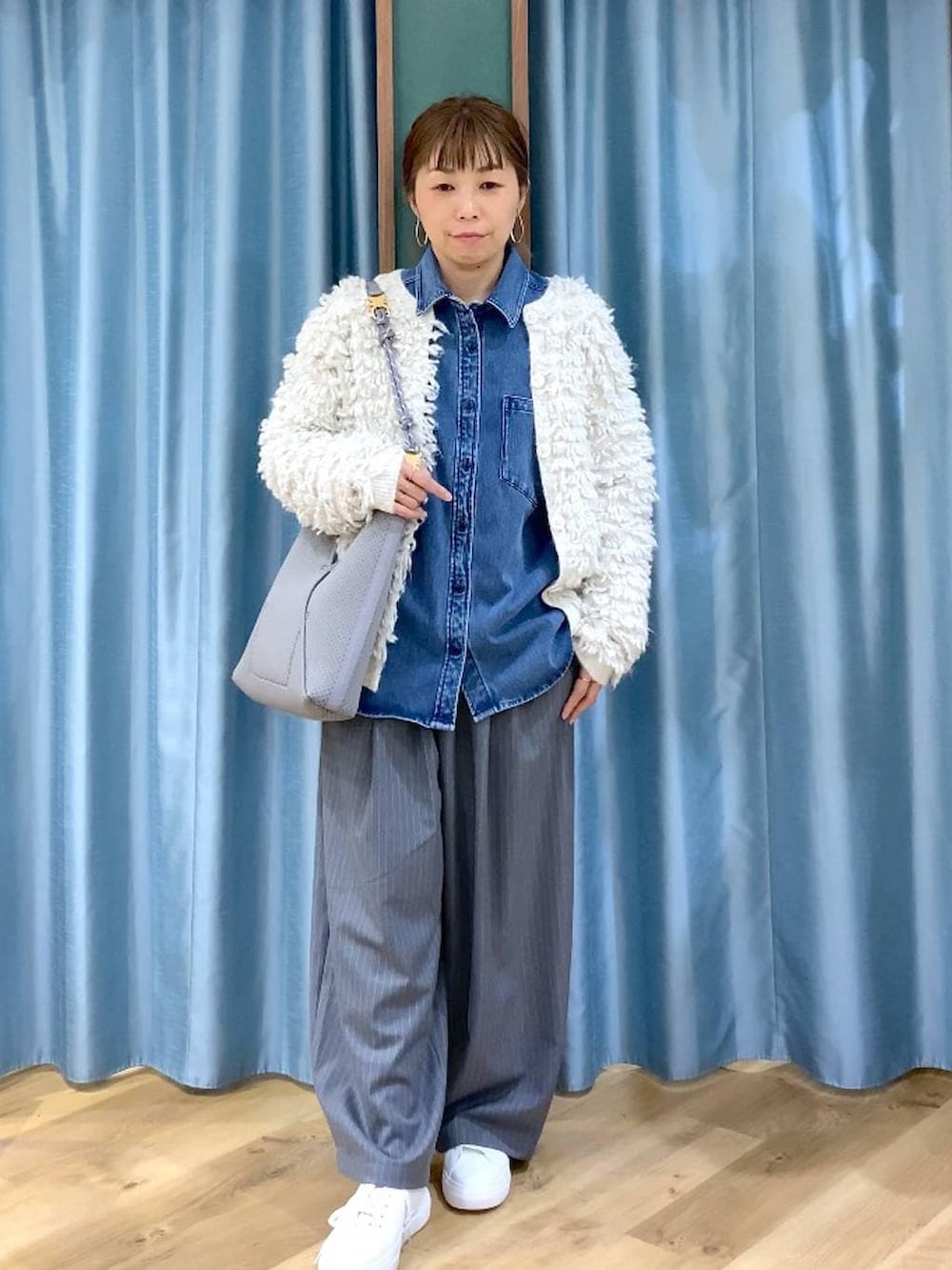 ブルー系のシャツ/ブラウス、ホワイト系のカーディガン/ボレロ、グレー系のその他パンツを着用したレディースの冬コーディネートの8枚目の写真