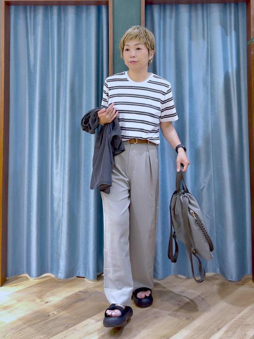 ブラック系のサンダル、ブラック系のシャツ/ブラウス、ホワイト系のTシャツ/カットソーを着用したレディースの夏コーディネートの3枚目の写真