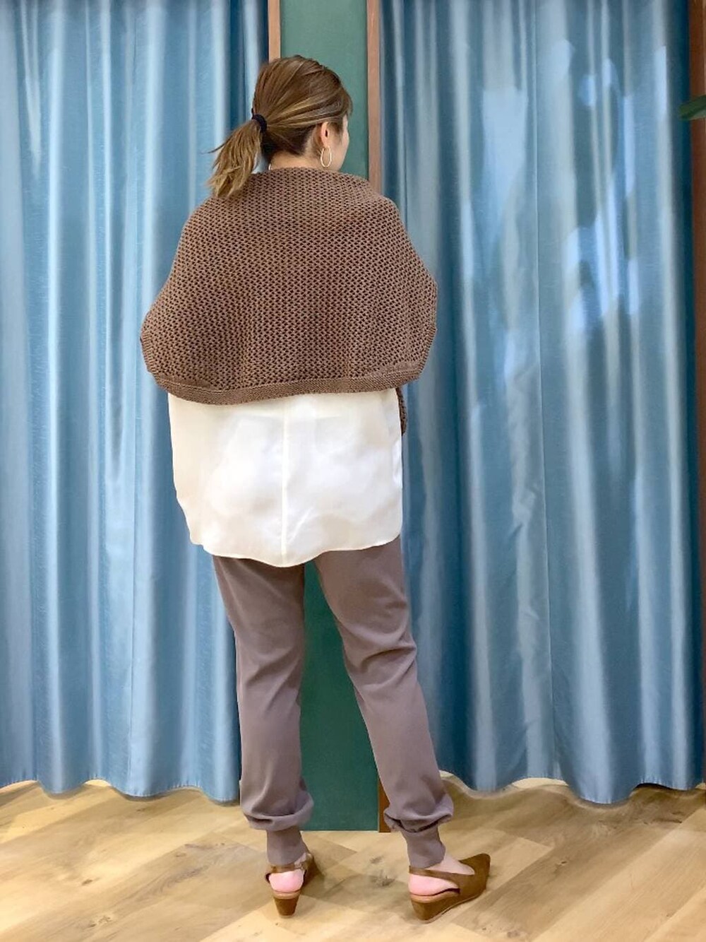 ブラウン系のニット/セーター、グリーン系のその他パンツ、ホワイト系のシャツ/ブラウスを着用したレディースの冬コーディネートの7枚目の写真