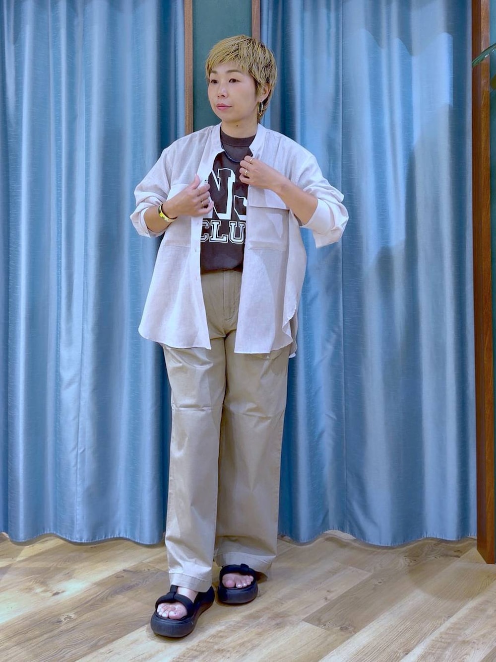 ブラック系のサンダル、ピンク系のシャツ/ブラウス、グレー系のTシャツ/カットソーを着用したレディースの夏コーディネートの2枚目の写真