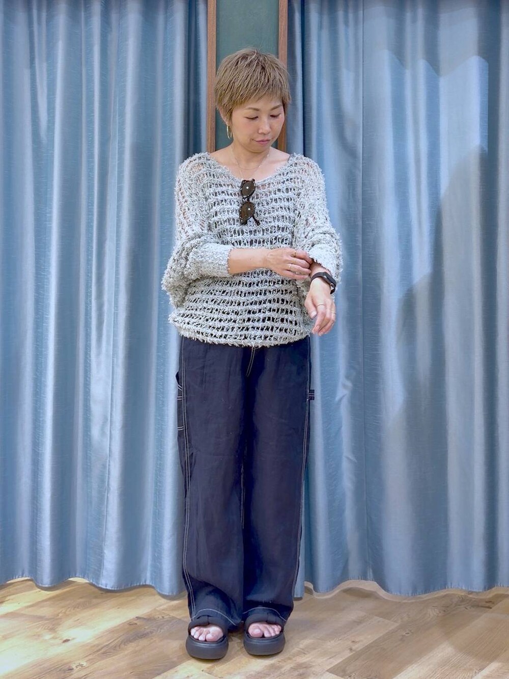 グレー系のタンクトップ、ブルー系のその他パンツ、ブラック系のサンダルを着用したレディースの夏コーディネートの2枚目の写真