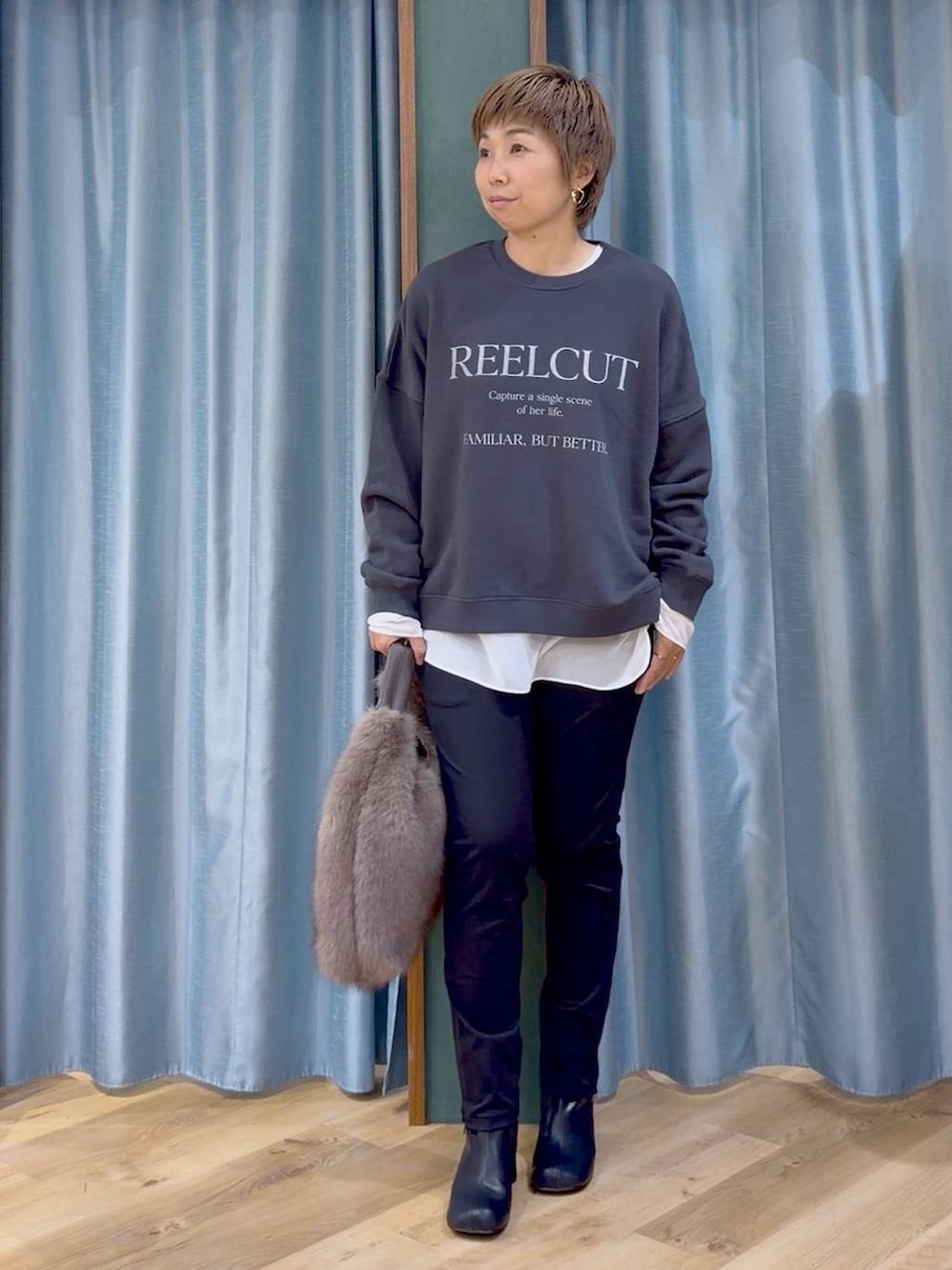 ブラック系のその他パンツ、グレー系のスウェット、ブラック系のブーツを着用したレディースの秋コーディネートの8枚目の写真