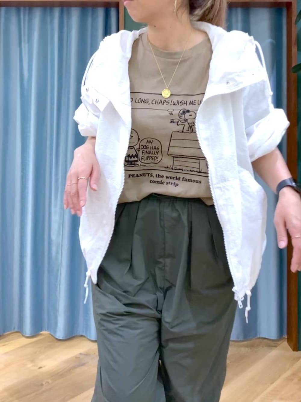 グリーン系のその他パンツ、ホワイト系のブルゾン、ベージュ系のTシャツ/カットソーを着用したレディースの春コーディネートの6枚目の写真