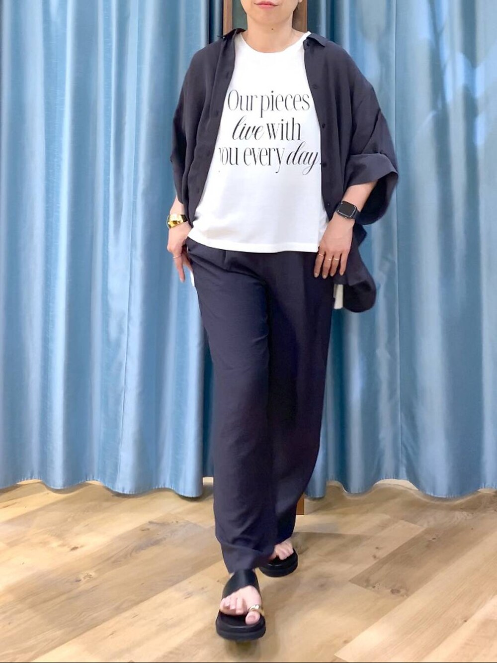 グレー系のシャツ/ブラウス、グレー系のその他パンツ、ホワイト系のTシャツ/カットソーを着用したレディースの春コーディネートの6枚目の写真
