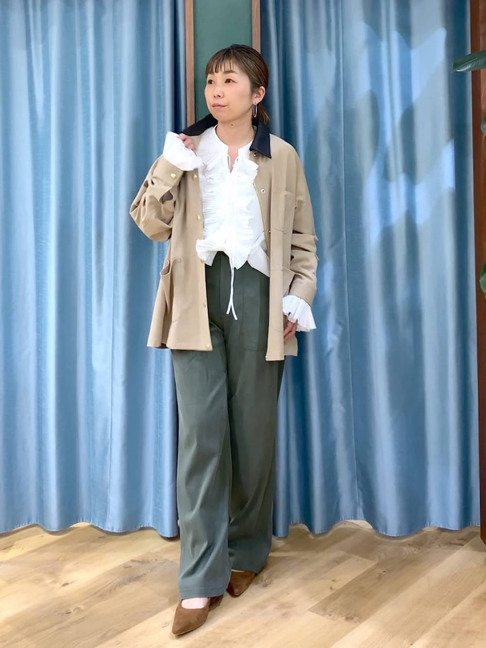 グリーン系のその他パンツ、ベージュ系のカバーオール、イエロー系のパンプスを着用したレディースの冬コーディネートの2枚目の写真