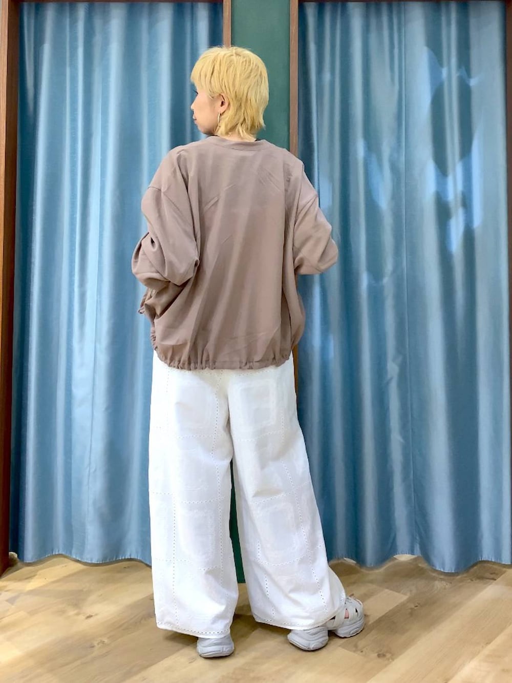 ブラウン系のTシャツ/カットソー、イエロー系のブルゾン、グレー系のサンダルを着用したレディースの春コーディネートの7枚目の写真