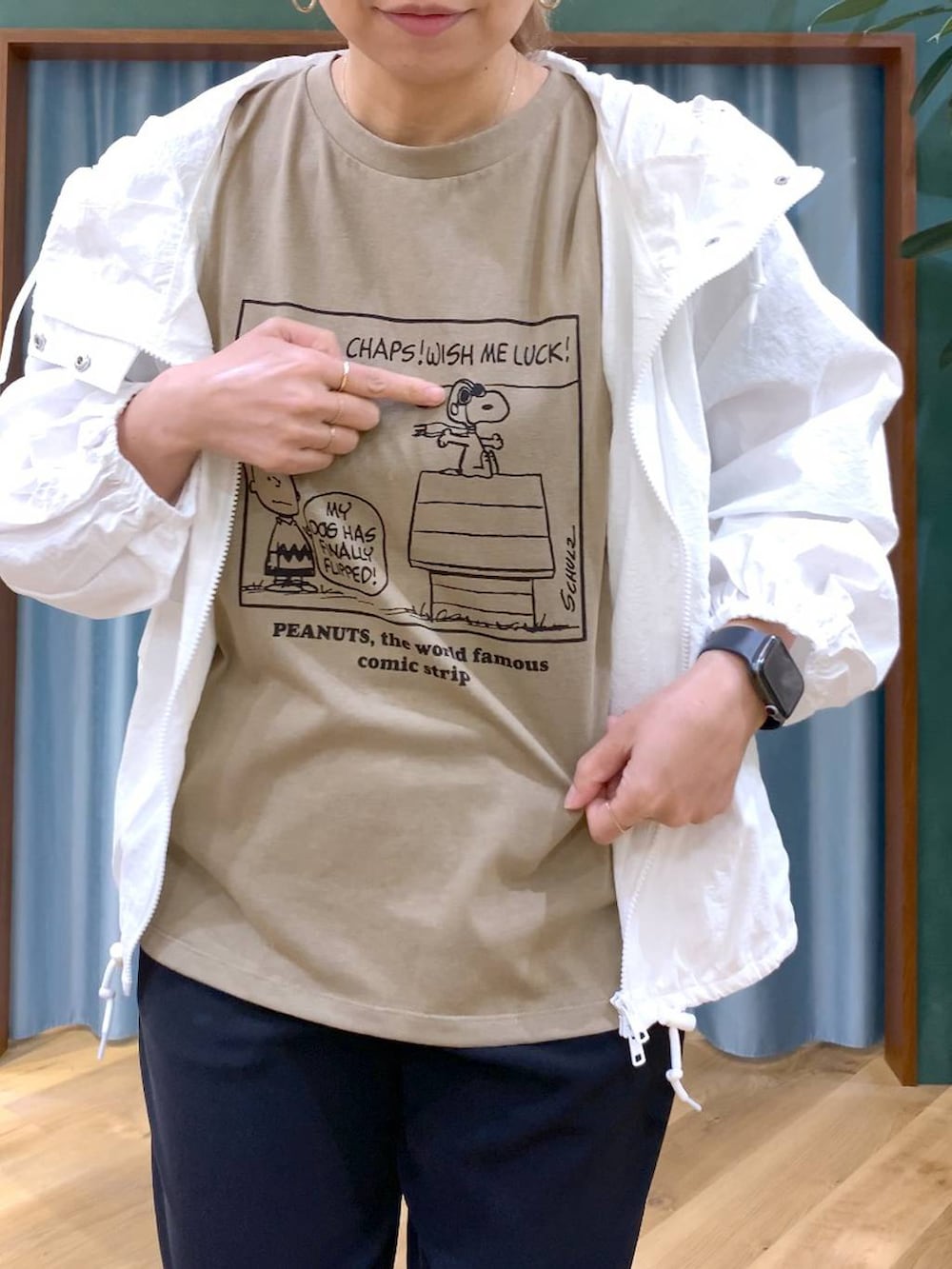 ホワイト系のブルゾン、ベージュ系のTシャツ/カットソー、ブラック系のサンダルを着用したレディースの春コーディネートの4枚目の写真
