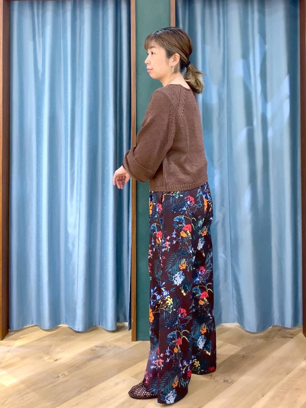 ブラウン系のニット/セーター、ブラウン系のその他パンツ、ブラウン系のスリッポンを着用したレディースの春コーディネートの4枚目の写真