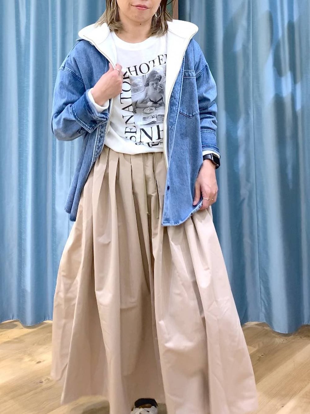 ブルー系のシャツ/ブラウス、ベージュ系のスカート、ホワイト系のTシャツ/カットソーを着用したレディースの冬コーディネートの6枚目の写真