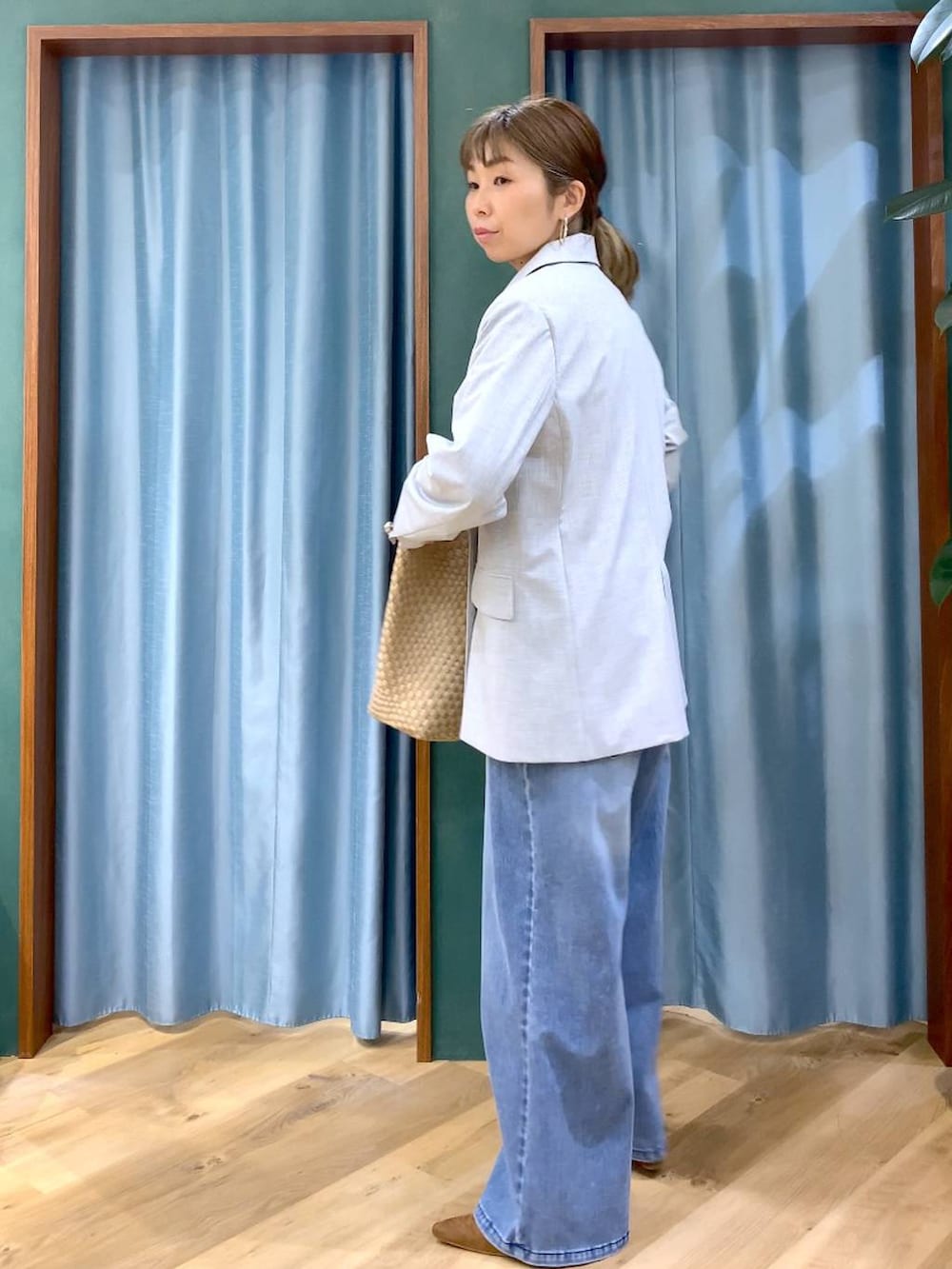 ホワイト系のTシャツ/カットソー、ブルー系のデニムパンツ、グレー系のテーラードジャケットを着用したレディースの冬コーディネートの3枚目の写真