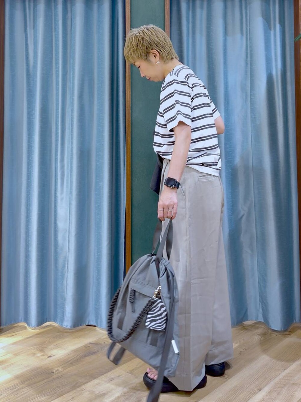 ブラック系のサンダル、ブラック系のシャツ/ブラウス、ホワイト系のTシャツ/カットソーを着用したレディースの夏コーディネートの6枚目の写真