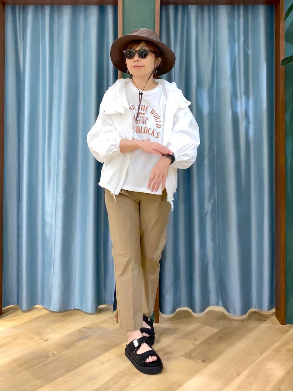 ベージュ系のその他パンツ、ホワイト系のTシャツ/カットソー、ホワイト系のブルゾンを着用したレディースの春コーディネートの4枚目の写真