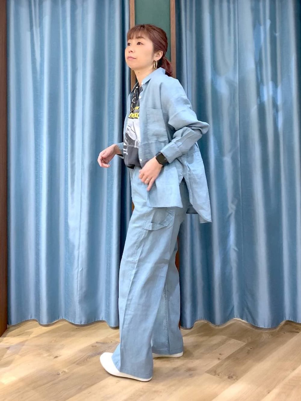 グリーン系のシャツ/ブラウス、グリーン系のその他パンツ、グレー系のTシャツ/カットソーを着用したレディースの春コーディネートの4枚目の写真