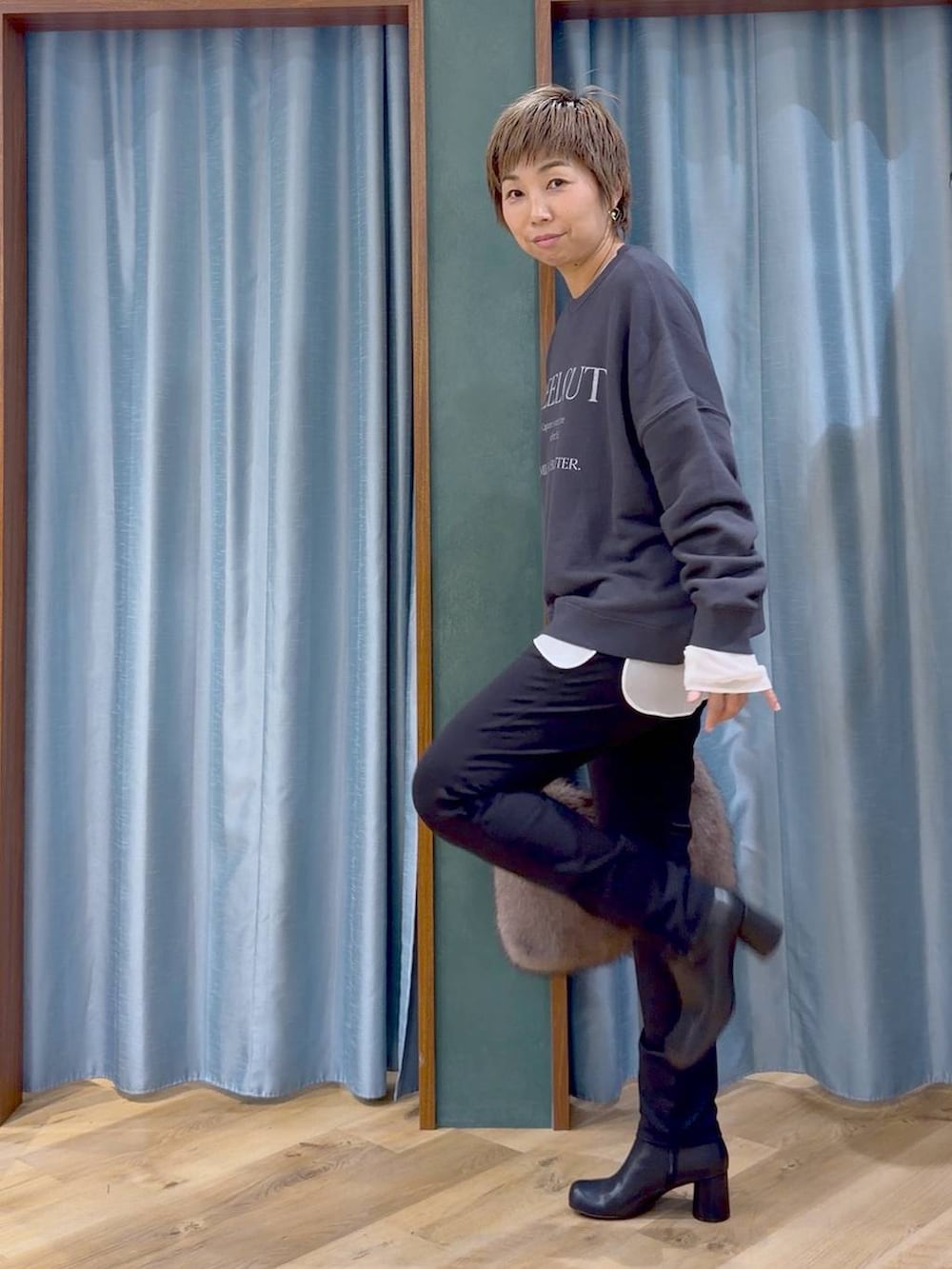 ブラック系のその他パンツ、グレー系のスウェット、ブラック系のブーツを着用したレディースの秋コーディネートの4枚目の写真